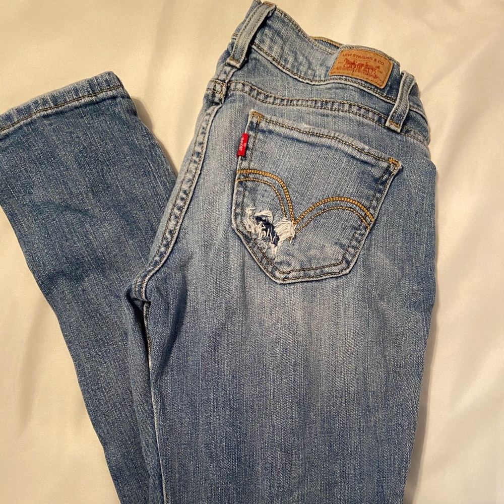 Levi’s ripped skinny jeans!!😍